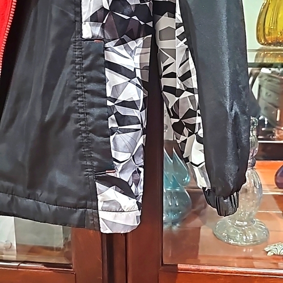 AQ Explore The Unknown Jacket black/red/wht youth large 14/16 - Picture 4 of 9